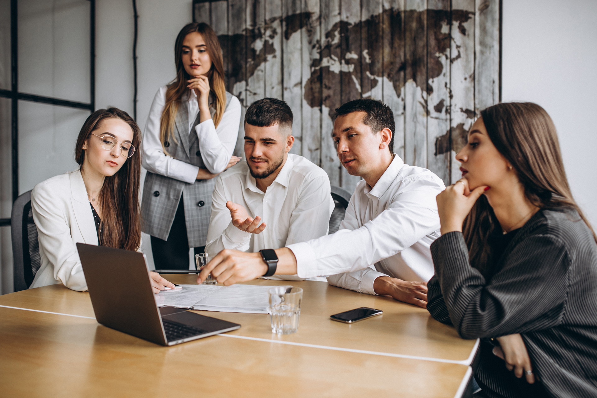 Equipo de jóvenes profesionales